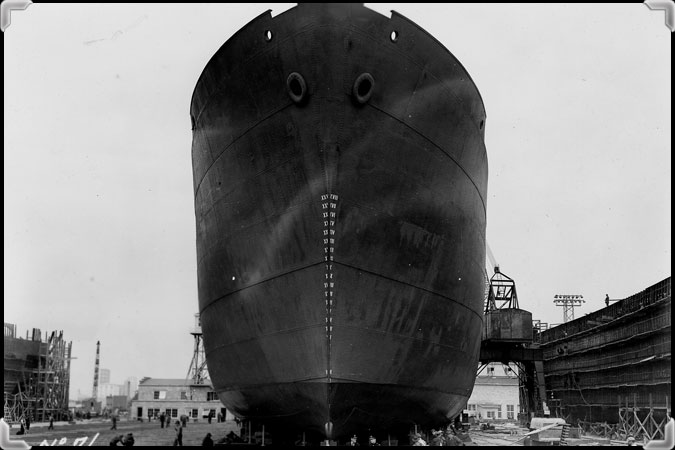 Hommes devant un navire sur le chantier naval de Marine Industries Limited le 18 juillet 1942