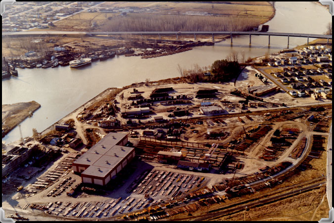 Photo aérienne en couleur du chantier naval de Marine Industries Limited et de la rivière Richelieu