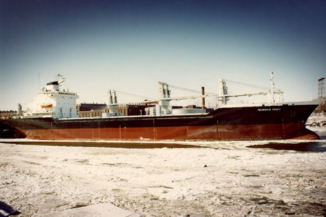 Le cargo Marindus Tracy naviguant sur la rivière Richelieu.