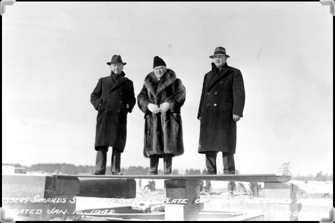 Photo en noir et blanc de Ludger, Joseph et Édouard Simard debout sur ​​la plaque de quille d'un cargo de 10 000 tonnes