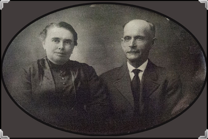Photo ancienne montrant Louis Beauchemin (1862-1950) et Marie Paul-Hus (1868-1935)