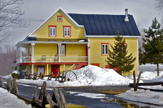 Maison jaune et orange datant du XIXe siècle à l'Île d'Embarras