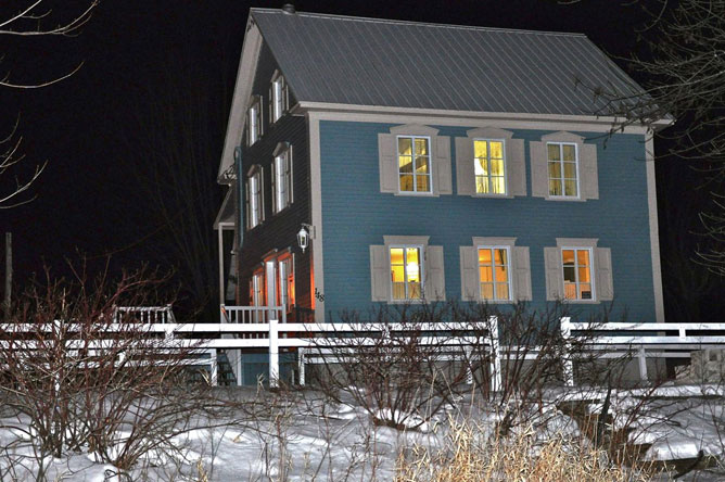 Maison bleu pâle à l'Île D'Embarras en hiver
