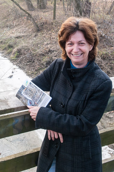 Louise Corriveau montrant la trousse sur les habitats fauniques