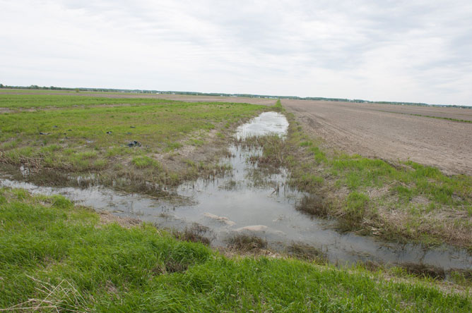 Travers de la Commune Stream and pond built into an agricultural ditch