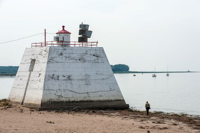 Lighthouse on the western side of Port Saint-François