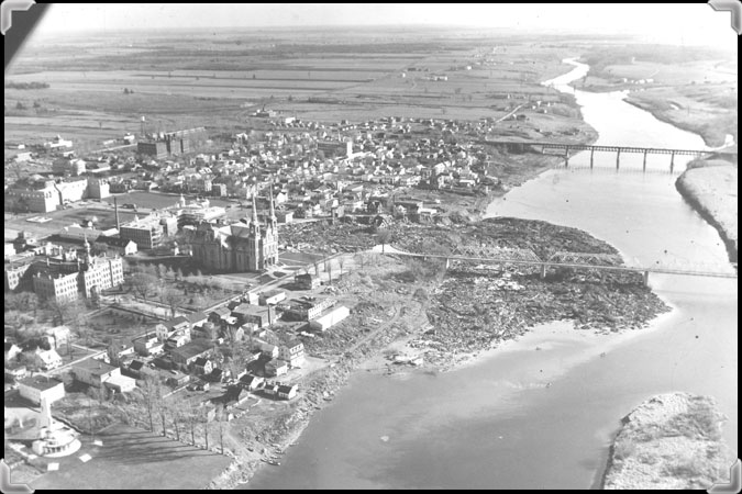Vue aérienne montrant l'emplacement du glissement de terrain à Nicolet en 1955 en regardant vers le sud au-dessus de la rivière Nicolet.