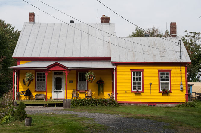 Maison en bois jaune et rouge près du Chenal Tardif