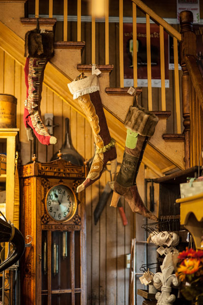 Escalier en bois et horloge ancienne à l'intérieur du Magasin général Le Brun