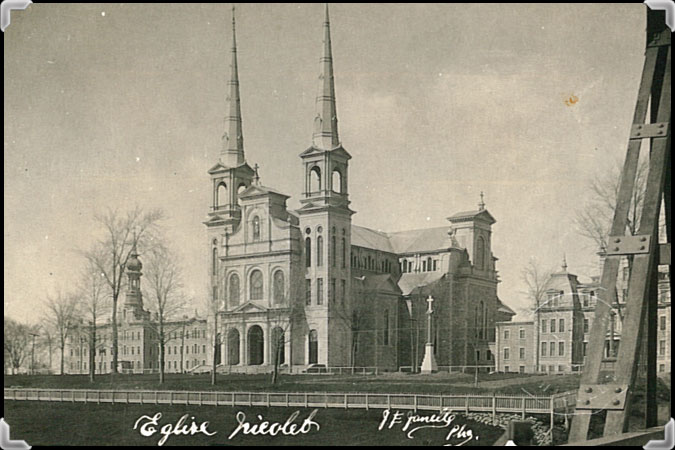 Carte postale montrant la quatrième cathédrale de Nicolet construite en 1910