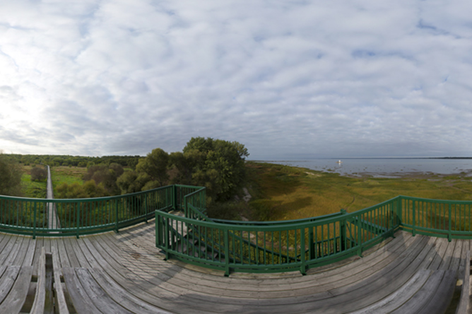  Photographie panoramique prise du haut de la tour du parc écologique de l'Anse du Port avec vue sur le fleuve Saint-Laurent et sur la passerelle