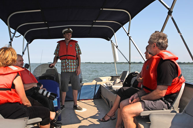 Le capitaine de la « Randonnée nature » s'adressant aux passagers lors d'une excursion dans l'archipel.