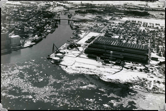 Photo aérienne en noir et blanc montrant l'emplacement de Sorel Industries Limited près du fleuve Saint-Laurent.