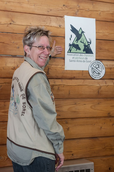  Carole Deschenaux montrant le nouveau logo de l'Association des chasseurs et pêcheurs de Sainte-Anne-de-Sorel.