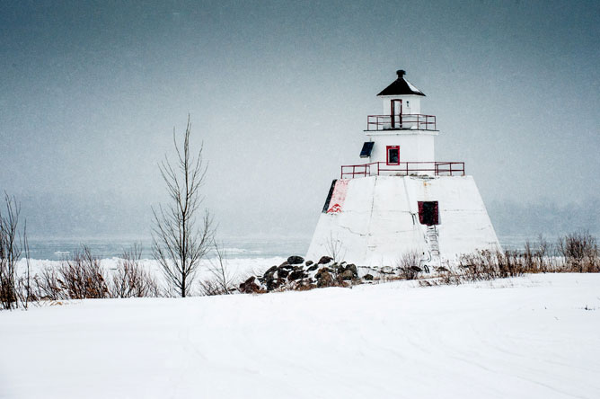 Lighthouse on Île du Moine in winter