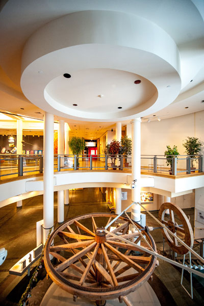 Un marche-à-terre en bois présenté dans le Grand hall du Musée québécois de culture populaire