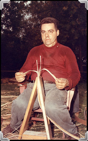 Un homme divisant l'éclisse d'un frêne durant les années 1960.