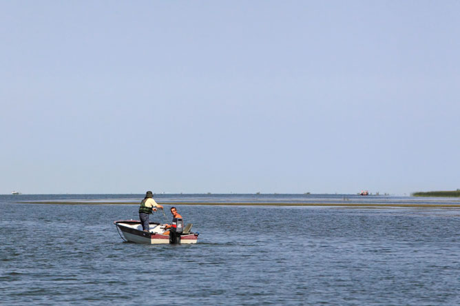 Deux pêcheurs dans leur embarcation sur le lac Saint-Pierre